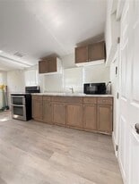 2460 NW 61st St in Miami, FL - Building Photo
