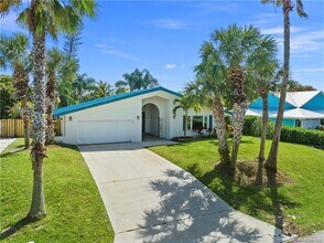 4590 SE Glen Ridge Trail in Stuart, FL - Building Photo - Building Photo