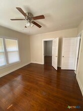 703 S Laurel Ave in Luling, TX - Foto de edificio - Building Photo