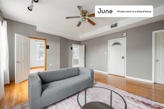 Private bedroom in 3 bed/1 bath Home in Chicago, IL - Building Photo - Building Photo