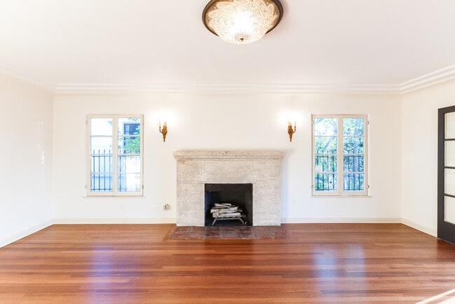 1066 S Genesee Ave in Los Angeles, CA - Building Photo - Building Photo