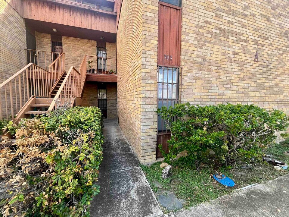 100 Aurora St in Laredo, TX - Building Photo