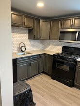 63 W Lawn Ave, Unit 2A in Reading, PA - Foto de edificio - Building Photo
