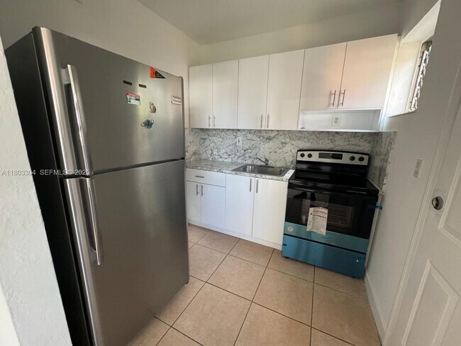 120 SW 18th Ct in Miami, FL - Foto de edificio - Building Photo