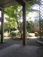 18035 Upper Midhill Dr, Unit Garden Apartment in West Linn, OR - Foto de edificio - Building Photo