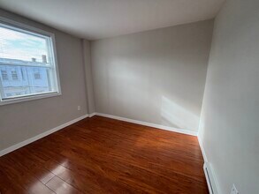 32 Cottage St, Unit 5 in Boston, MA - Foto de edificio - Building Photo