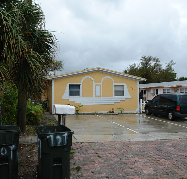 707 SW 10th St in Dania Beach, FL - Foto de edificio - Building Photo