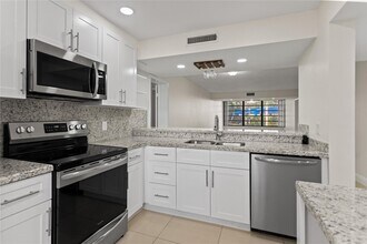 1719 Whitehall Dr, Unit 104 in Davie, FL - Building Photo - Building Photo