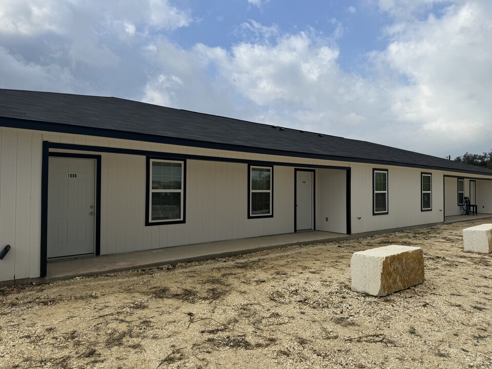 1006 County Road 4516 rd in Castroville, TX - Building Photo