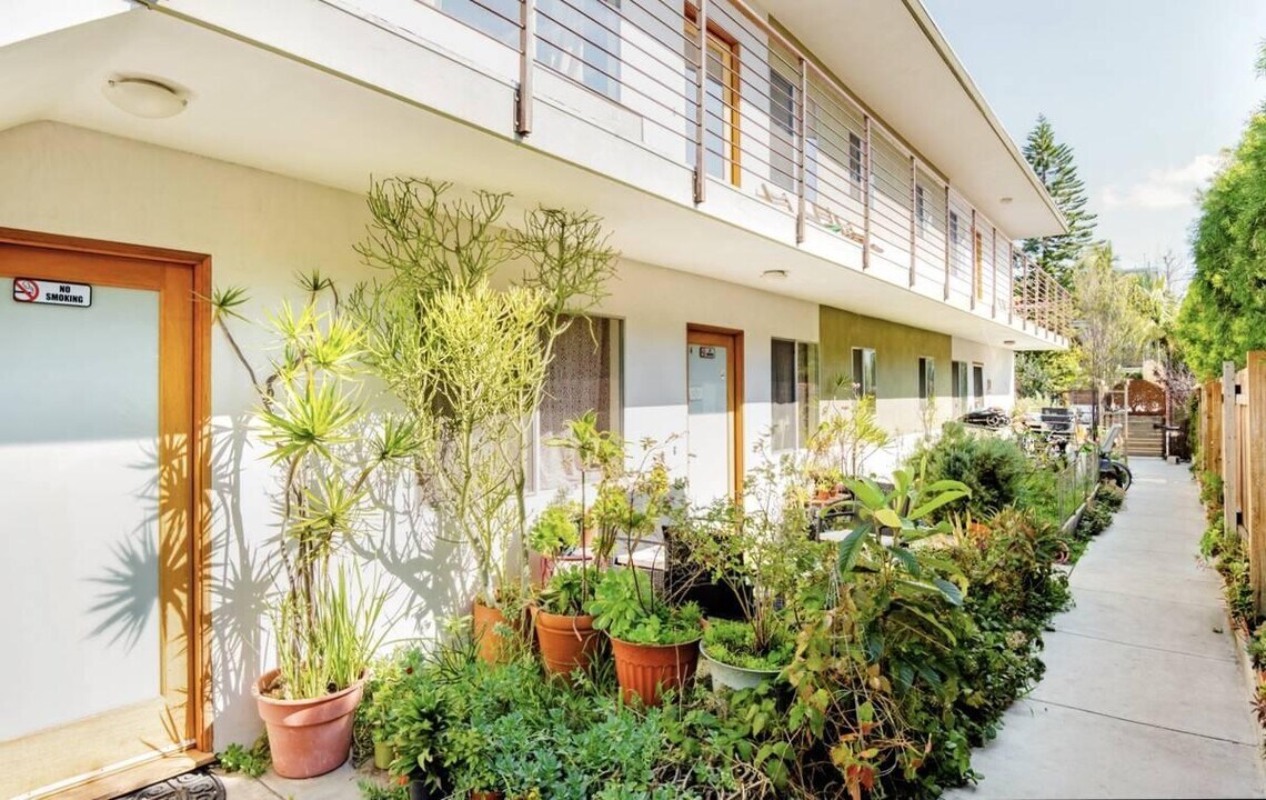 531 Vernon Ave, Unit 1.1 in Venice, CA - Building Photo