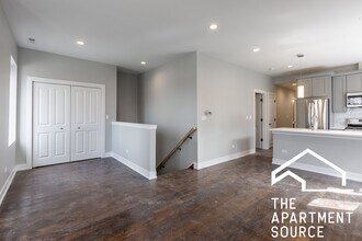 3135 N Oakley Ave, Unit 2 in Chicago, IL - Building Photo - Building Photo