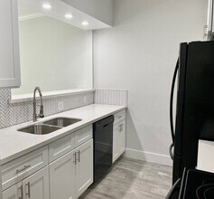 632 Wilcrest Dr in Houston, TX - Building Photo - Building Photo