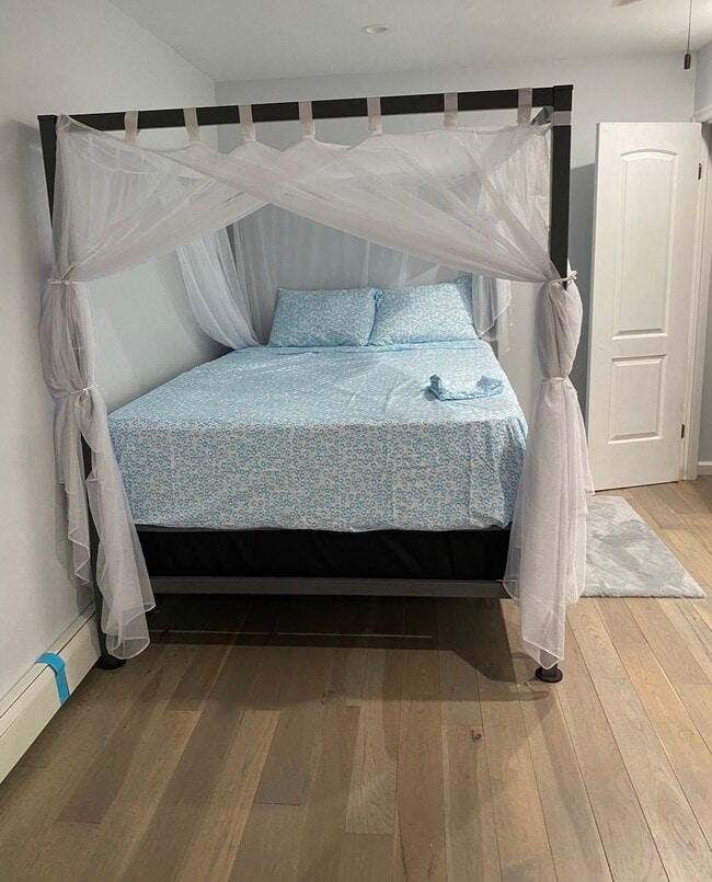 1112 Elizabeth St in Baldwin, NY - Foto de edificio - Building Photo