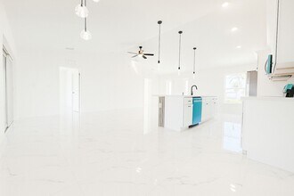 717 NW 19th Terrace in Cape Coral, FL - Foto de edificio - Building Photo