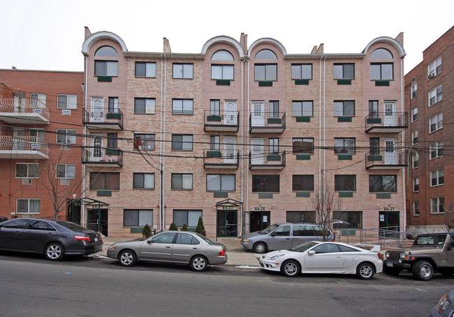 84-23 Lander St in Jamaica, NY - Foto de edificio - Building Photo