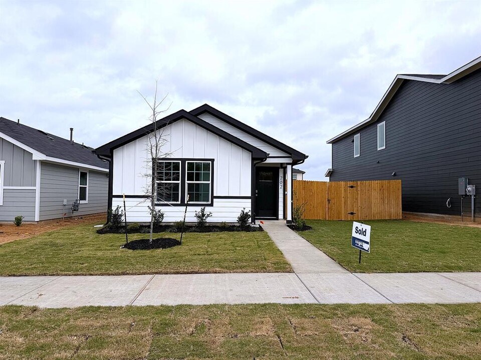 202 Constanza Trl in Bastrop, TX - Building Photo