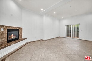 7338 Balboa Blvd in Los Angeles, CA - Building Photo