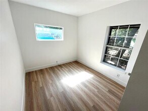 918 W Eighth St in Dallas, TX - Foto de edificio - Building Photo