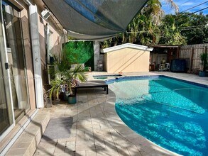 2040 NE 183rd St in North Miami Beach, FL - Building Photo - Building Photo