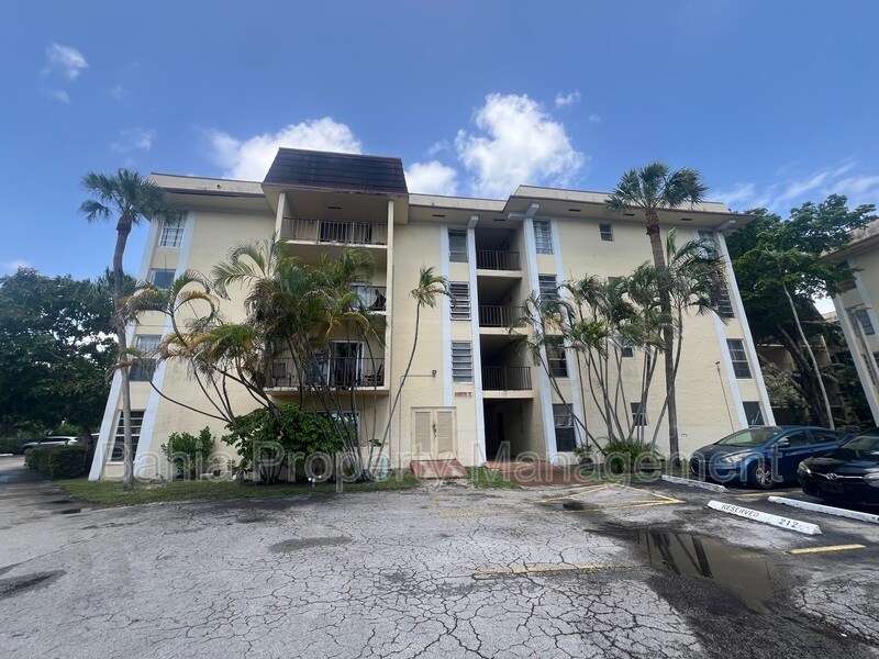 11905 NE 2nd Ave in Miami, FL - Building Photo