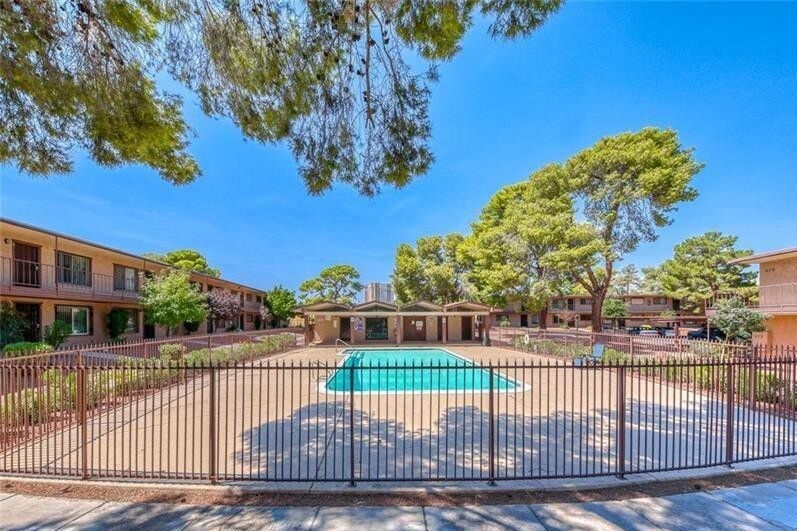 605 S Royal Crest Cir, Unit 7 in Las Vegas, NV - Building Photo