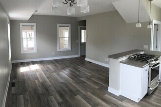 206 N Hickory St in Chaska, MN - Foto de edificio - Building Photo