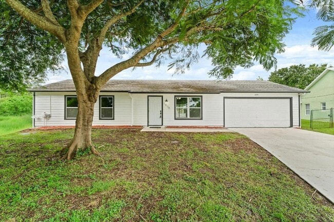 1575 SW Fresno Rd in Port St. Lucie, FL - Building Photo - Building Photo