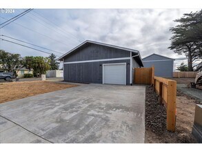 1105 Baltimore St in Bandon, OR - Building Photo - Building Photo