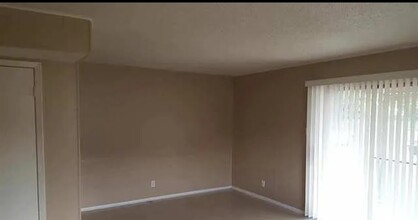 510 W Byrd Blvd in Universal City, TX - Foto de edificio - Building Photo
