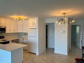 2936 Lake Shore Dr in West Palm Beach, FL - Building Photo - Building Photo