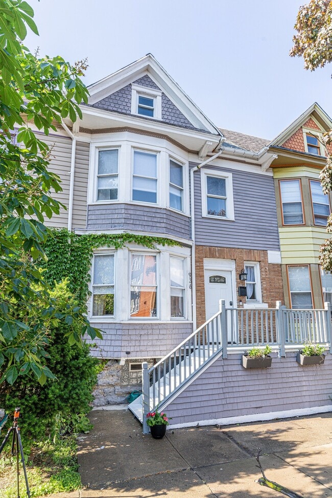 property at 936 W Ferry St