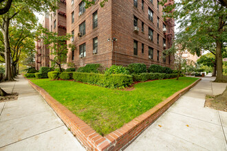 9609 67th Ave in Rego Park, NY - Foto de edificio - Building Photo