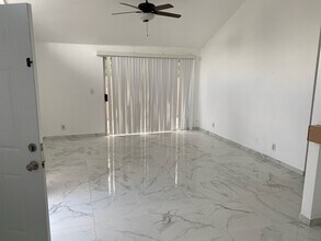 1030 Kaweah St in Hanford, CA - Foto de edificio - Building Photo