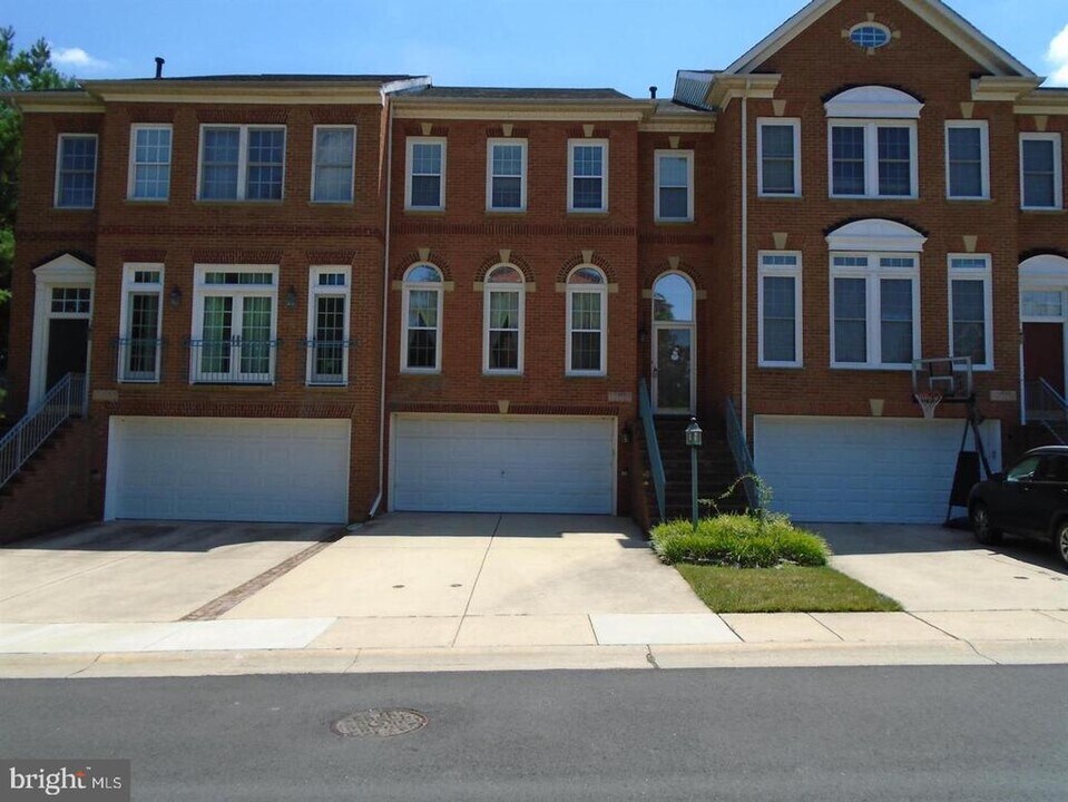 13561 Flowerfield Dr in Potomac, MD - Building Photo