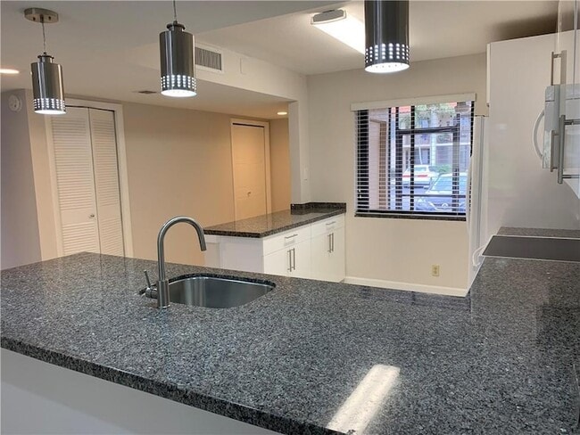 434 Lakeview Dr, Unit 105 in Weston, FL - Building Photo - Building Photo