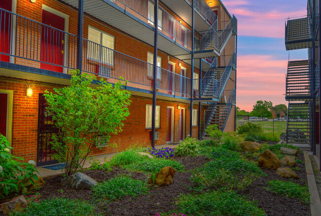 Joliet Towers in Aurora, CO - Foto de edificio - Building Photo