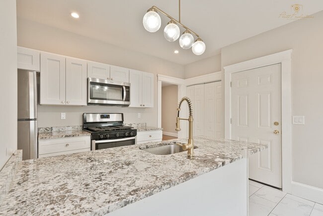 448 Pleasant Valley Pkwy in Providence, RI - Building Photo - Building Photo