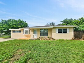 10849 60th Ave N in Seminole, FL - Building Photo