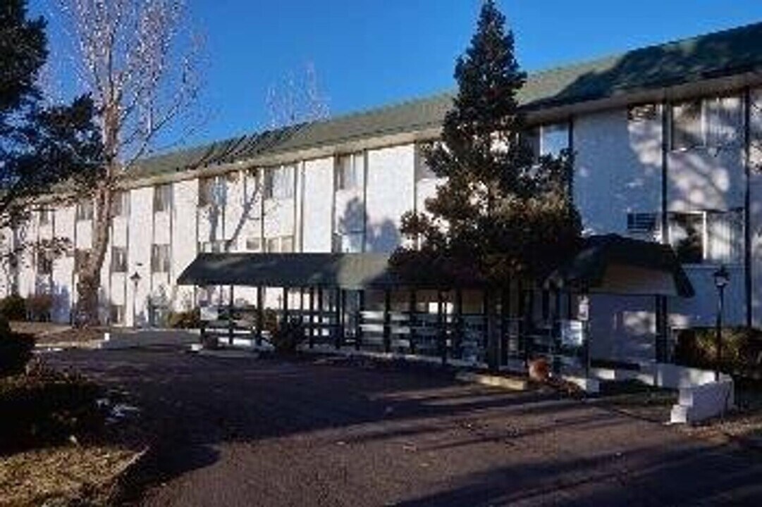 8824 E Florida Ave in Denver, CO - Building Photo