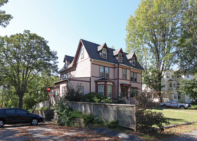 124 Washington St in Norwich, CT - Foto de edificio - Building Photo