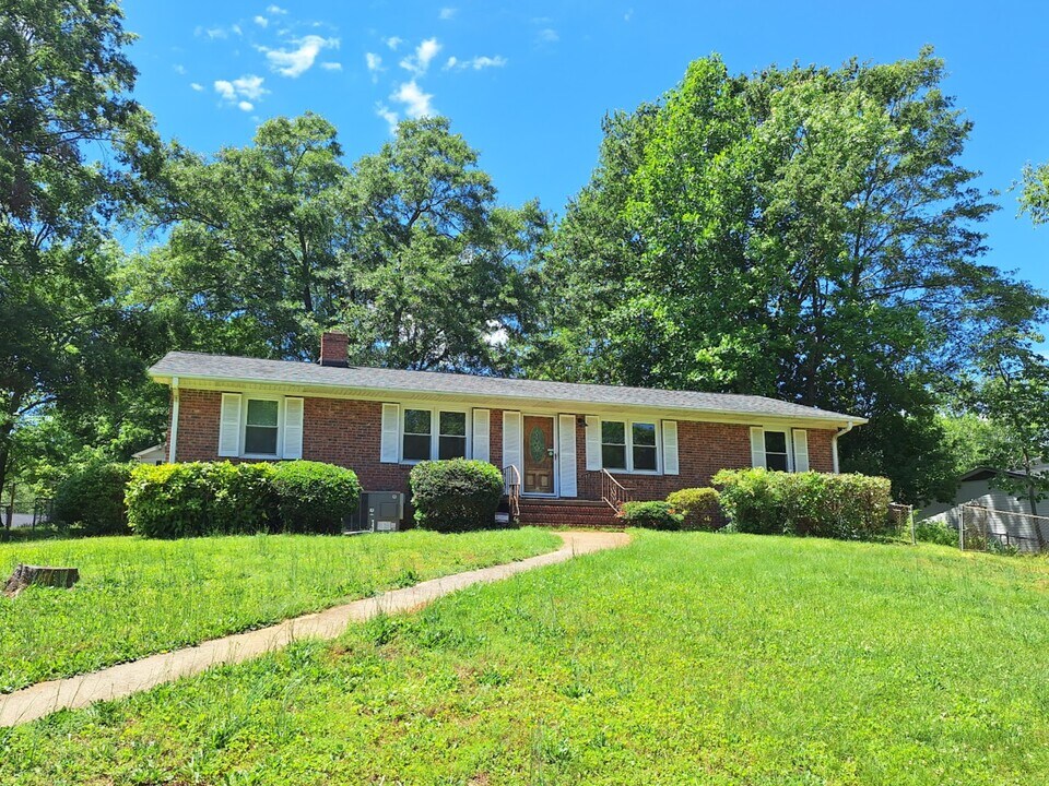 128 Folkstone St in Greenville, SC - Foto de edificio