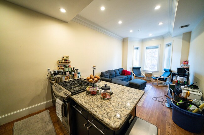 5 Wigglesworth St, Unit 2 in Boston, MA - Foto de edificio - Building Photo