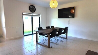 4925 Peacock Wy in Dania Beach, FL - Building Photo - Building Photo
