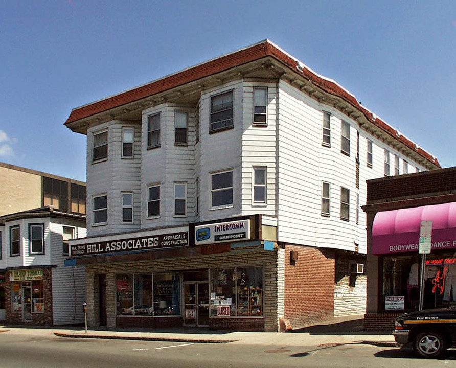 375 Broadway in Revere, MA - Foto de edificio