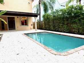3049 Mary St in Coconut Grove, FL - Foto de edificio - Building Photo