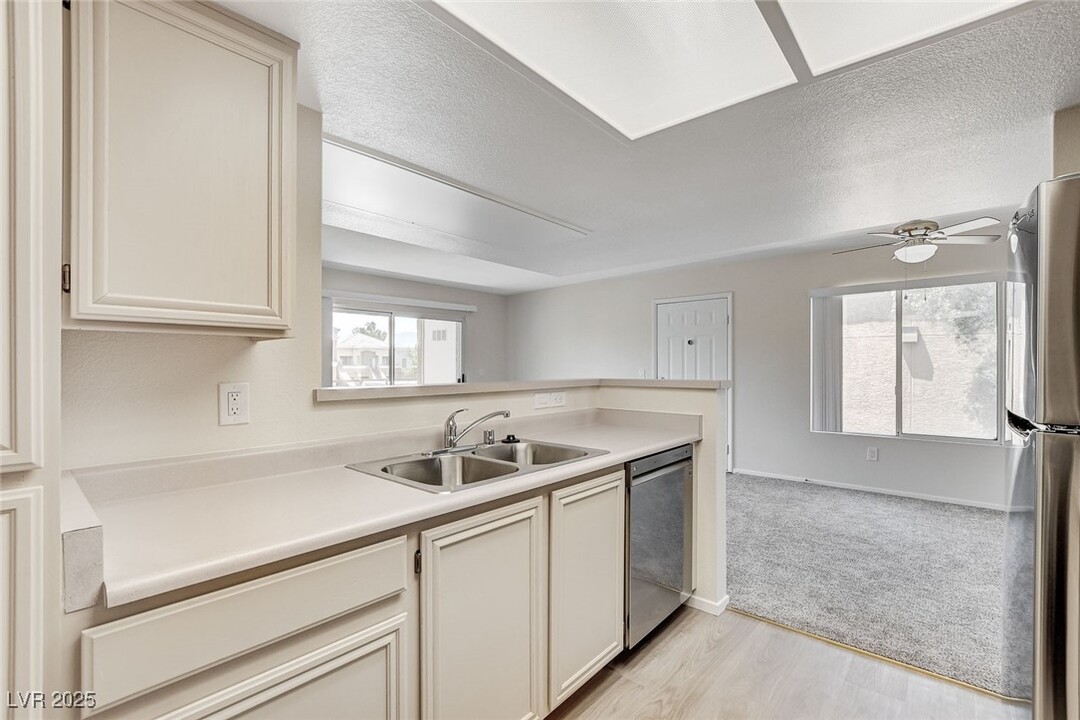 8070 W Russell Rd in Las Vegas, NV - Building Photo