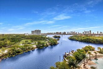 16385 Biscayne Blvd in North Miami Beach, FL - Building Photo - Building Photo