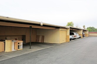 La Habra Terrace III in La Habra, CA - Foto de edificio - Building Photo
