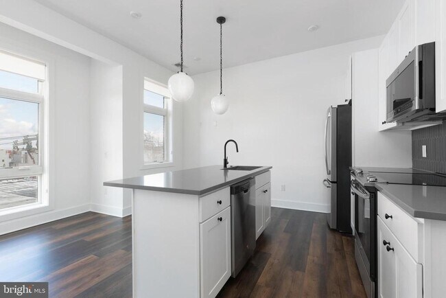 2940 W Thompson St in Philadelphia, PA - Building Photo - Building Photo