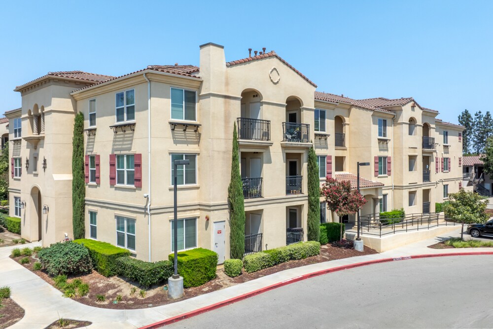 Monaco 55+ Apartments in Chino, CA - Foto de edificio